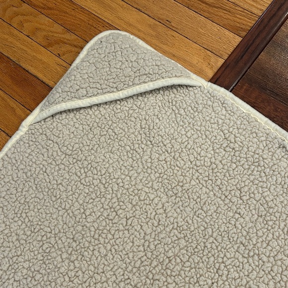 UGG Sherpa Hooded Throw Kids 50”x40” Cozy Cream Color - Picture 5 of 9